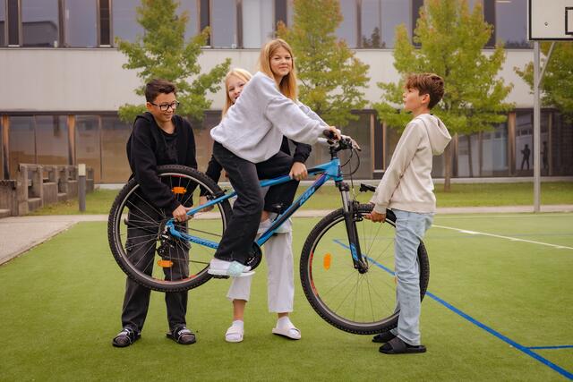 Die Organisatoren der Radchallenge sind Michael Mistelbauer, Christoph Hochmüller sowie die ganze Mittelschule Kühnsdorf mit Direktorin Erika Knellwolf, den ganzen Schülern und Lehrern sowie Eltern, die ebenso fleißig mithelfen. | Foto: Mittelschule Kühnsdorf
