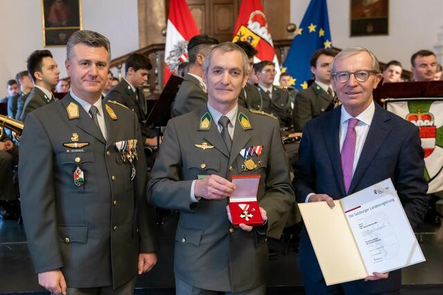 Militärkommandant Peter Schinnerl, Major Markus Matschl erhält das Verdienstzeichen des Landes von Landeshauptmann Wilfried Haslauer.  | Foto: Land Salzburg/Neumayr/Hofer
