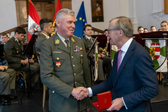 Militärkommandant Peter Schinnerl, Major Wilfried Tassenbacher erhält das Verdienstzeichen des Landes von Landeshauptmann Wilfried Haslauer  | Foto: Land Salzburg/Neumayr/Hofer