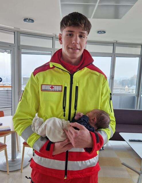 Jonathan Müller erlebte am ersten Tag als Zivildiener eine Geburt im Rettungsauto mit. | Foto: Rotes Kreuz Kärnten