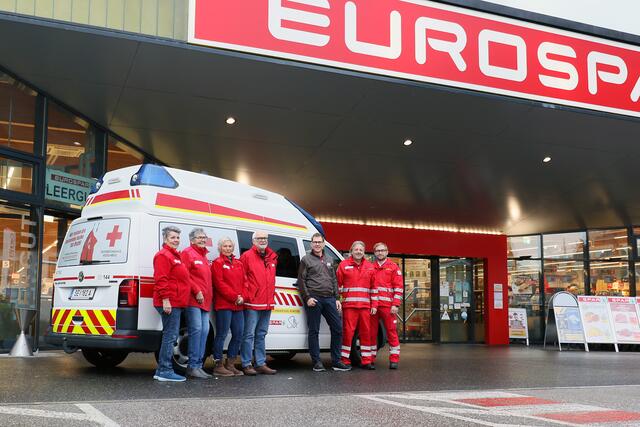 Unternehmer Thomas Stix (3.v.re.) unterstützt das Rote Kreuz vor Ort in vielfältiger Weise. Ortsstellenleiter Adolf Brunnthaler (2.v.re.), Dienstführender Michael Hofer (1.v.re.) sowie eine Abordnung des Rotkreuz-Marktes mit (v.li.) Caroline Berger, Lisa Schwaiger, Priska Jagersberger und Wolfgang Schachner brachten bei einem Besuch ihren Dank im Namen des Roten Kreuzes zum Ausdruck. | Foto: OÖRK Schönberger
