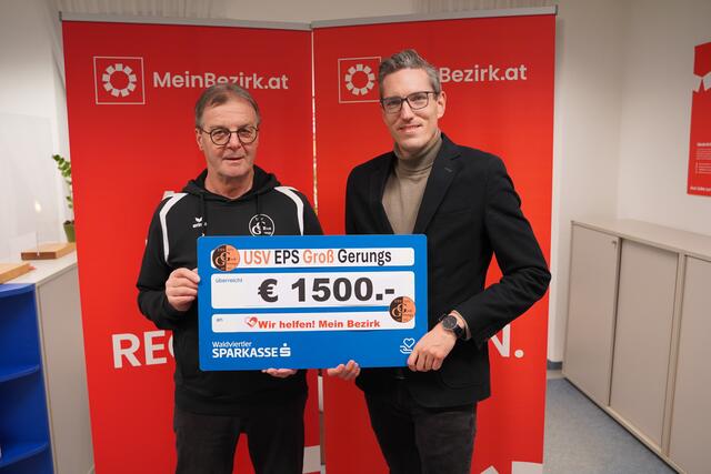 Obmann Manfred Atteneder (l.) und Redaktionsleiter Bernhard Schabauer (r.) mit dem symbolischen Scheck. | Foto: Evi Leutgeb