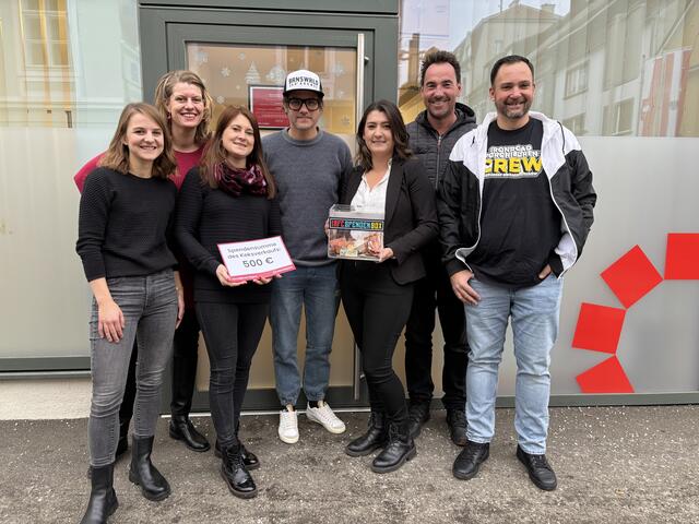 Das Leobener MeinBezirk-Team freute sich, den Reinerlös des Charity-Keksverkaufs an Flora Adelmann (3.v.l.), Mike Reiter (M.), Andy Bäuchl (2.v.r.) und Philipp Maier vom IRFC-Team zu überreichen. | Foto: MeinBezirk