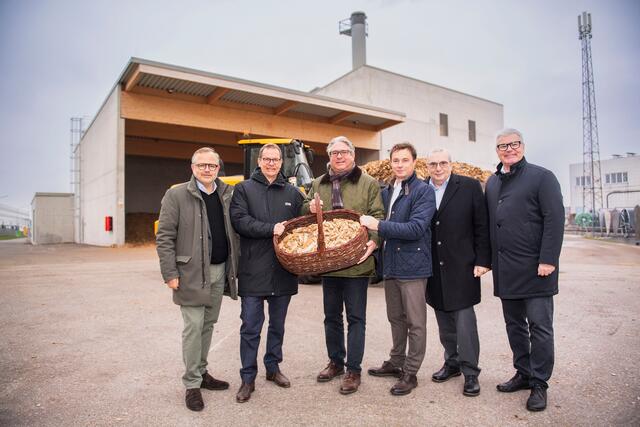EVN Wärme Geschäftsführer Alfred Freunschlag, EVN Vorstandssprecher Stefan Szyszkowitz, Bürgermeister Robert Weber, Umweltgemeinderat Martin Cerne, EVN Wärme Geschäftsführer Gerhard Sacher und Amtsleiter Wilhelm Kroneisl. | Foto: EVN / Matejschek
