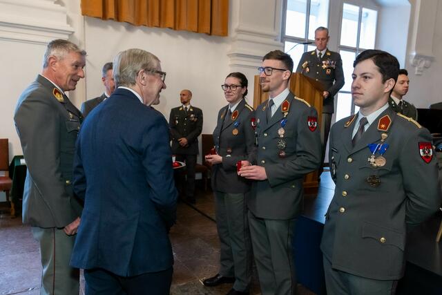 Landeshauptmann Wilfried Haslauer begrüßte die neu ausgebildeten Offiziere und Unteroffiziere im Bundesland. | Foto: Land Salzburg/Neumayr/Hofer