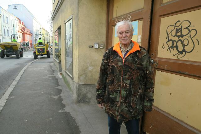 Vor Ernsts Haustor ist derzeit eine große Baustelle. | Foto: Patricia Hillinger/MeinBezirk