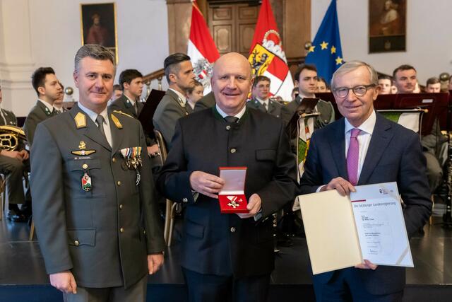 Militärkommandant Peter Schinnerl, Walter Trinker erhält das Große Verdienstzeichen des Landes von Landeshauptmann Wilfried Haslauer. | Foto: Land Salzburg/Neumayr/Hofer