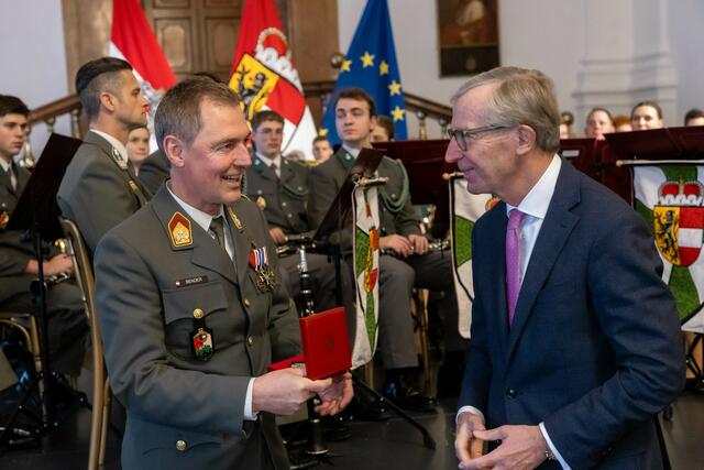 Militärkommandant Peter Schinnerl, Oberst Markus Bender erhält das Große Verdienstzeichen des Landes von Landeshauptmann Wilfried Haslauer | Foto: Land Salzburg/Neumayr/Hofer
