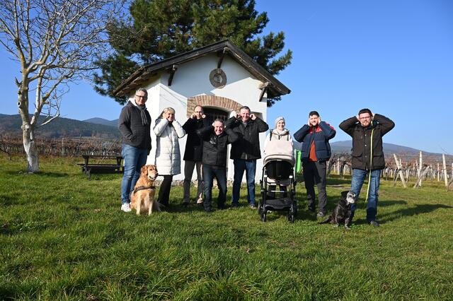 Andreas Melchior mit Quincy, GR Gabriela Wanzenböck, GR Peter Fischbacher, Vzbgm. Christian Stuefer, Nathalie Sommer, Rene Ecker und GGR Hermann Rauch mit Hutsh sagen Danke. | Foto: Pohl
