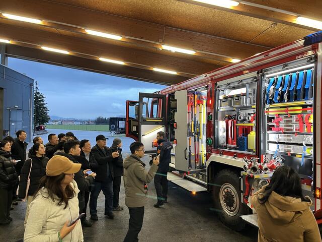 Gäste aus China informierten sich im Landesfeuerwehrkommando Salzburg über die Waldbrandbekämpfung und Verhütung. | Foto: HBI Josef Tschematschar