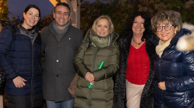 Volksschul-Direktorin Pia Lichtenegger, Bürgermeister Stefan Rabl, Klassenlehrerin Gudrun Braunstorfer, ehem. Volksschul-Direktorin Gudrun Wallner, Annemarie Schneider. | Foto: Marktgemeinde Enzesfeld-Lindabrunn