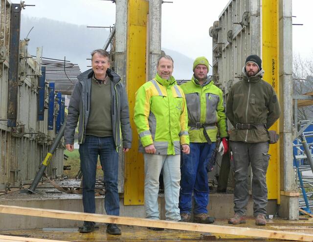 Sektionsleiter Christian Amberger, Polier Manfred Klauser und die Arbeitspartie auf der „grünen Wiese“ bei den Schalungsarbeiten. | Foto: Wildbach- und Lawinenverbauung