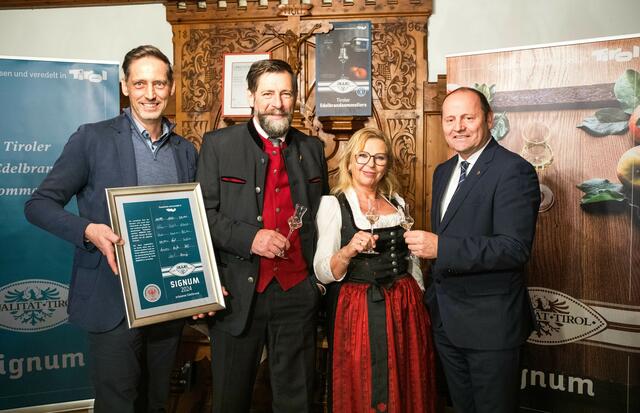 Clemens Mair (GF Stv. AMTirol), Heinz Baumgartner (Präsident Tiroler Edelbrandsommeliers), Monika Steixner (Vizepräsidentin Tiroler Edelbrandsommeliers) und LH-Stv. Josef Geisler 16. offiziellen Fassanstich des SIGNUMs im Gasthof Esterhammer in Rotholz. | Foto: AMTirol / J. Burgstaller