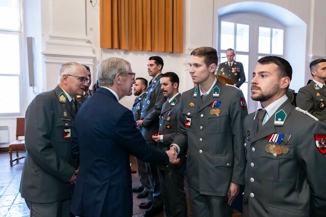 Landeshauptmann Wilfried Haslauer begrüßte die neu ausgebildeten Offiziere und Unteroffiziere im Bundesland. | Foto: Land Salzburg/Neumayr/Hofer