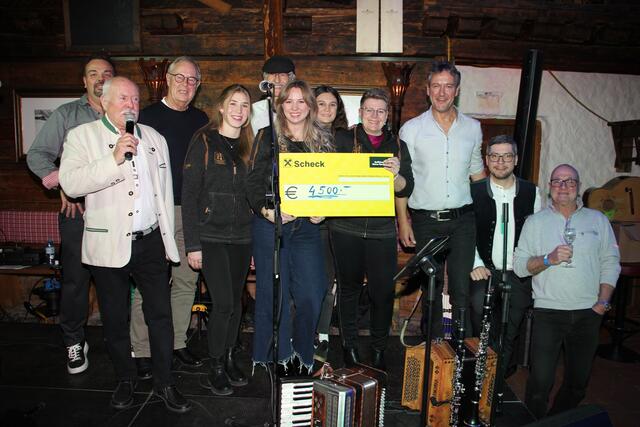 Freuten sich sichtlich über den gelungenen Abend: Ingo Stecher, Ingo Rotter, Peter Lechleitner, Victoria Brejla, Manni Brejla, Lea Stecher, Leonie Tschuggmall, Monika Stecher, Phil Olavide, Christoph Brejla und Christian Tschuggmall (v.l.). | Foto: Schwarz