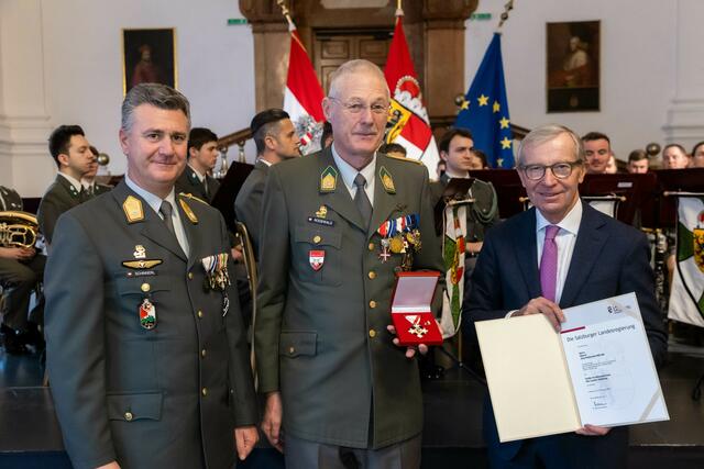Militärkommandant Peter Schinnerl, Oberst Jörg Rodewald erhält das Große Verdienstzeichen des Landes von Landeshauptmann Wilfried Haslauer | Foto: Land Salzburg/Neumayr/Hofer