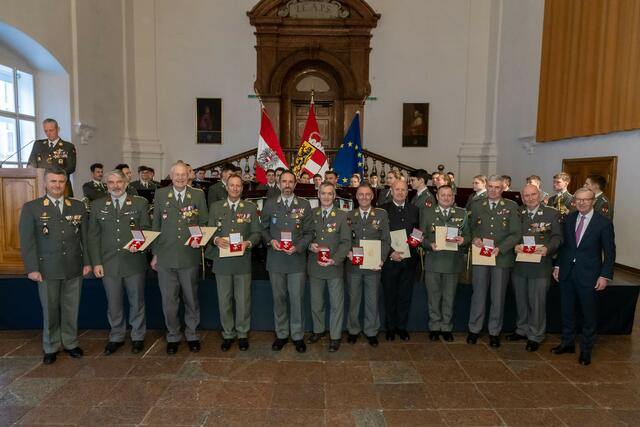 Landeshauptmann Wilfried Haslauer (r.) und Militärkommandant Peter Schinnerl (l.) mit allen Geehrten. | Foto: Land Salzburg/Neumayr/Hofer