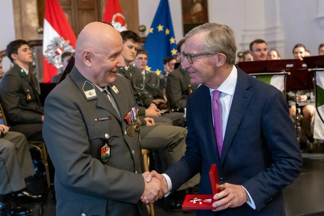 Militärkommandant Peter Schinnerl, Rudolf Pozenel erhält das Verdienstzeichen des Landes von Landeshauptmann Wilfried Haslauer. | Foto: Land Salzburg/Neumayr/Hofer