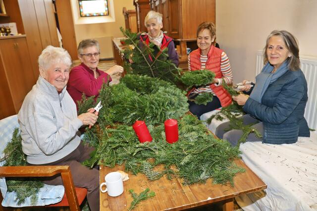 Adventkranzbinderinnen Pfarrkirche Ebensee: Anni Pointner, Rosi Dorfner, Antonia Wild, Margarete Pendl und Franziska Stöttinger. | Foto: Hörmandinger