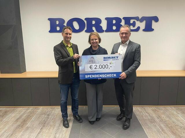 Personalleiter Christian Sporrer, Kinderschutzzentrum-Geschäftsleiterin Alexandra Furtner-Probst, Borbet-Geschäftsführer Helmuth Huber. | Foto: Borbet