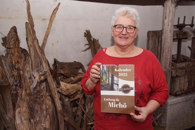 Die Haslacherin Vera Walchshofer hat ihren  "Michö- Kalender"  heuer zum siebten Mal aufgelegt. | Foto: Helmut Eder