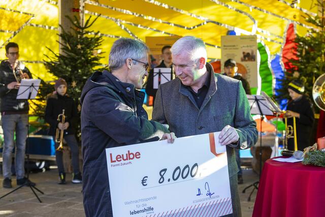 Das Unternehmen Leube spendete 8.000 Euro an die Lebenshilfe Salzburg.
 | Foto: Leube Gruppe