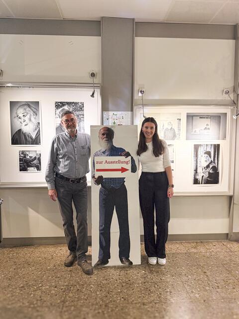 Foto-Künstler Reinhard Wieser und Elisabeth Schernthaner freuen sich über die gelungene Vernissage zur Ausstellung „Heini“. Foto: Max Hollaus 

