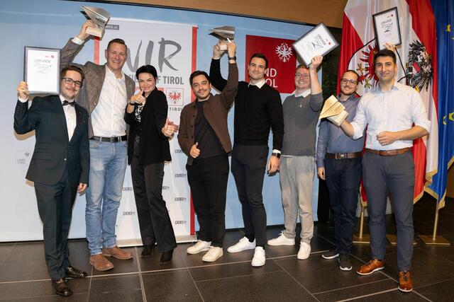 Glückliche Gewinner:innen des Tiroler Innovationspreises 2024: Gabriel Narr, Bernhard Rangger, Heidi Mössner (Ranggertech GmbH), Ivan Dukic, Simon Zanon, Jerry Fuchs (Localmind GmbH), Fabian Wechselberger und Soner Yorulmaz (innovation matters iot GmbH) (v.l.). | Foto: Die Fotografen