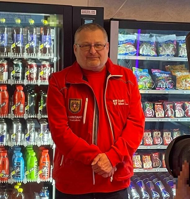 Andreas Kutheil, Direktor der MA 59 (Marktamt), bei einer Automatenkontrolle. | Foto: Wiener Marktamt
