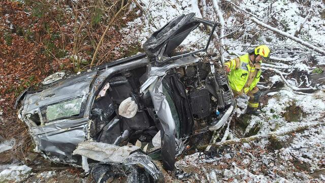 Aufgrund winterlicher Fahrverhältnisse kam der Lenker von der Fahrbahn ab und stürzte mehr als 100 Meter in die Tiefe gestürtzt. Dort kam das Fahrzeug in einem Bachbett zum Liegen. | Foto: Freiwillige Feuerwehr St. Veit im Pongau
