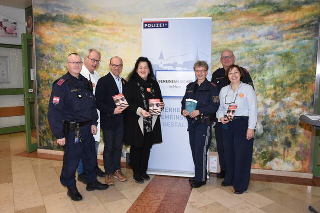Gemeinsam für Opferschutz: GrInsp Reinhard Zeug, Univ.-Prof. Prim. Dr. Martin Breitenseher, MSc (ärztlicher Direktor),
Mag. Franz Huber (kaufmännischer Direktor), Mag. Elisabeth Klang (Pflegedirektorin), GrInsp
Sonja Pichl, GrInsp Wolfgang Haselsteiner, Sabine Neunteufl (Stv. Betriebsrats-Vorsitzende). | Foto: Klinikum Horn