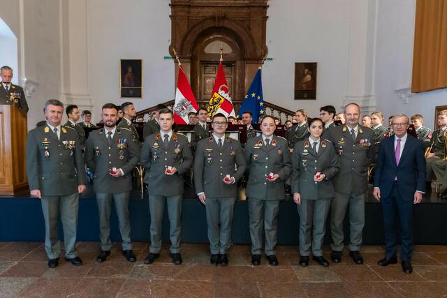 Landeshauptmann Wilfried Haslauer (re.) und Militärkommandant Peter Schinnerl (li.) mit den neu ausgebildeten Offiziere und Unteroffiziere.  | Foto: Land Salzburg/Neumayr/Hofer