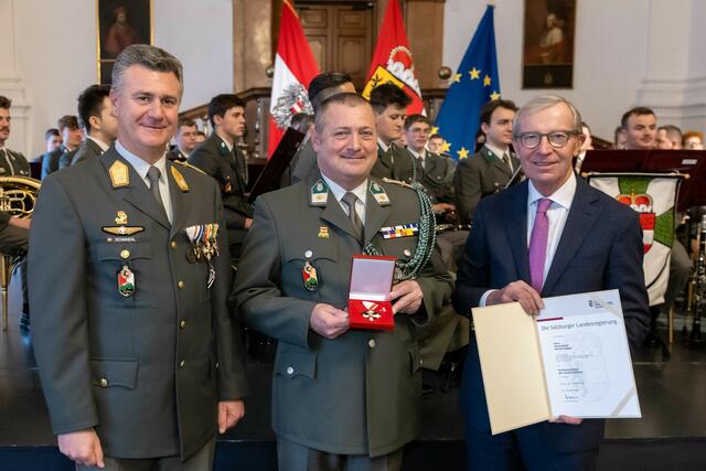 Militärkommandant Peter Schinnerl, Vizeleutnant Gerhard Aigner erhält das Verdienstzeichen des Landes von Landeshauptmann Wilfried Haslauer. | Foto: Land Salzburg/Neumayr/Hofer