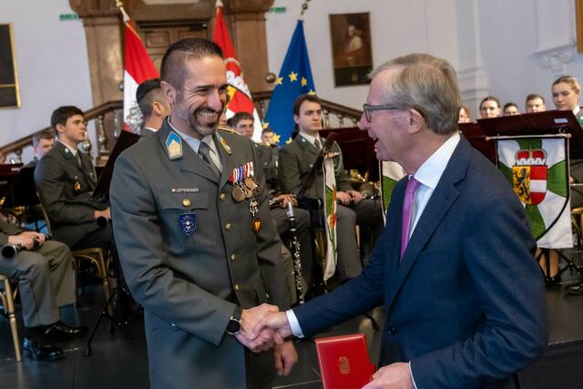 Militärkommandant Peter Schinnerl, Oberstleutnant Reinhard Lüftenegger erhält das Verdienstzeichen des Landes von Landeshauptmann Wilfried Haslauer | Foto: Land Salzburg/Neumayr/Hofer