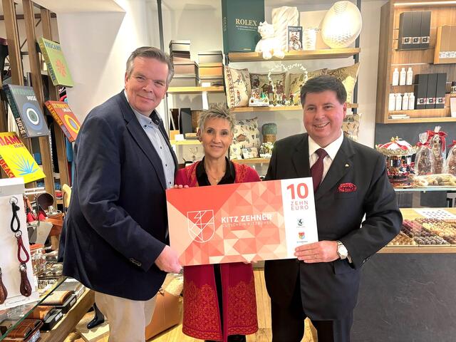 Hartmut Leeker, Ingrid Obermoser und Christian Blaschke freuen sich über die Kitz-Zehner- „10 + 1 – Aktion“ der WIRtschaft Kitzbühel. | Foto: Breitfellner