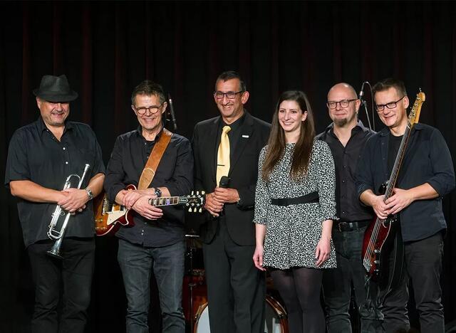 Gemeinsam mit seiner Band bringt Michael Jedlička (3.v.l) in der Brigittenau kultige Hits auf die Bühne.  | Foto: kulturbühne Dakig