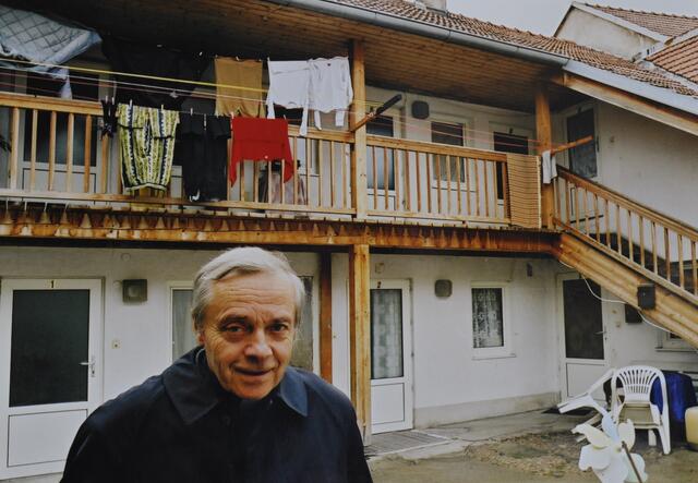 Pfarrer Johannes Groß bei einem Wohnprojekt in Neunkirchen, das er initiiert hatte. | Foto: Santrucek