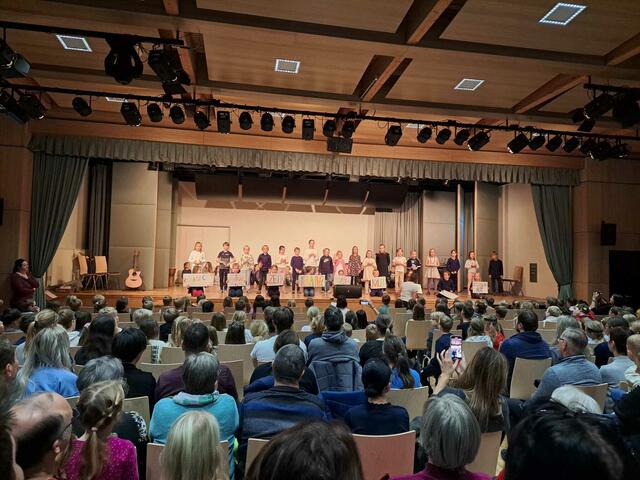 Der Lebende Adventkalender der Volksschulkinder unter dem Motto "Unsere Wundernacht". | Foto: Julia Lehner