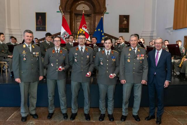 Landeshauptmann Wilfried Haslauer (re.) und Militärkommandant Peter Schinnerl (li.) mit den neu ausgebildeten Offiziere und Unteroffiziere.  | Foto: Land Salzburg/Neumayr/Hofer