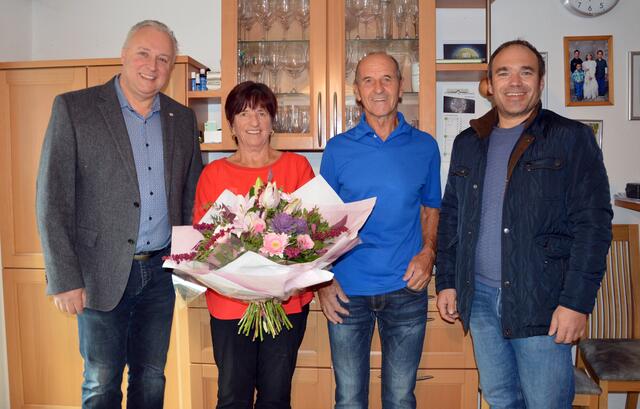 Das Jubelpaar Barbara und Norbert Grüner mit Bürgermeister Stefan Weirather (li.) und Vizebürgermeister Thomas Schatz (re.). | Foto: Stadtgemeinde Imst/Othmar Kolp