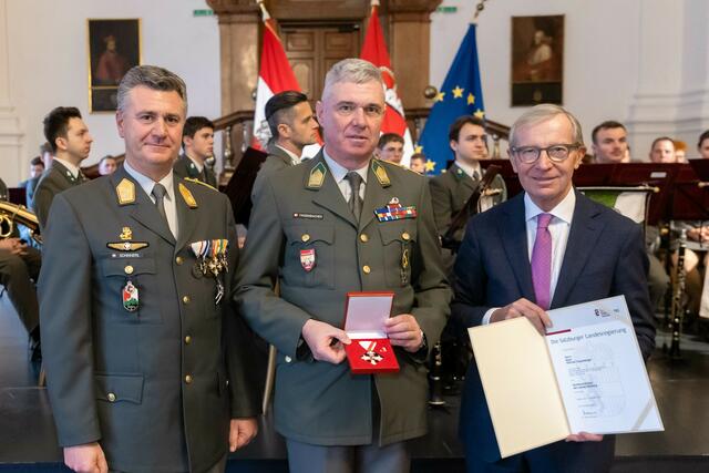 Militärkommandant Peter Schinnerl, Major Wilfried Tassenbacher erhält das Verdienstzeichen des Landes von Landeshauptmann Wilfried Haslauer  | Foto: Land Salzburg/Neumayr/Hofer