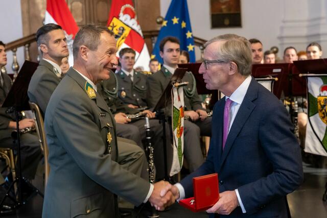 Militärkommandant Peter Schinnerl, Thomas Abfalter erhält das Große Verdienstzeichen des Landes von Landeshauptmann Wilfried Haslauer. | Foto: Land Salzburg/Neumayr/Hofer