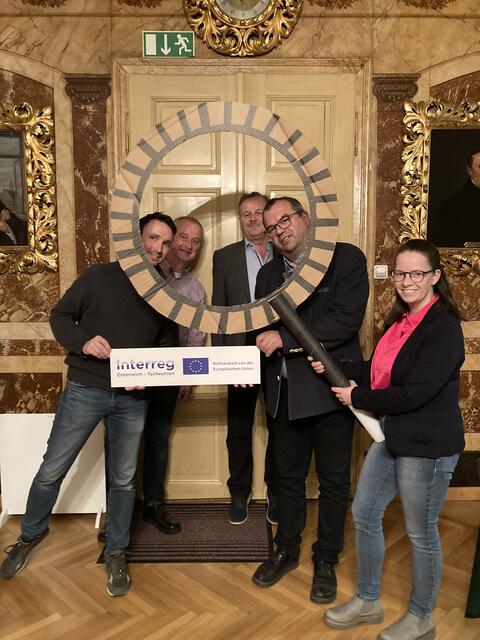 v.l.: Bürgermeister Lambert Handl (Dobersberg), Bürgermeister Andreas Kozar (Reingers), Bürgermeister Eduard Köck (Thaya), Bürgermeister Reinhard Ringl (Waldkirchen) und Christina Hirsch (KEM-Managerin Zukunftsraum Thayaland). | Foto: Zukunftsraum Thayaland