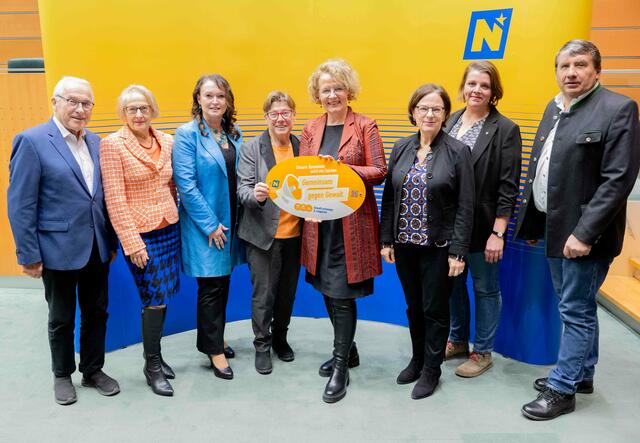  Bürgermeister Maximilian Titz (St. Andrä/Wördern), Gabriela Würth (St. Andrä/Wördern), Stadträtin Susanne Stöhr-Eißert (Tulln), Bürgermeisterin Josefa Geiger (Sieghartskirchen), Frauen-Landesrätin Christiane Teschl-Hofmeister, Gemeinderätin Andrea Oberriedmüller (Königsbrunn), GGR Franziska Zahornicky (Sieghartskirchen), Bürgermeister Franz Stöger (Königsbrunn). Nicht anwesend: Vertreterinnen und Vertreter der Gemeinden Sitzenberg-Reidling und Grafenwörth. | Foto: Erich Marschik