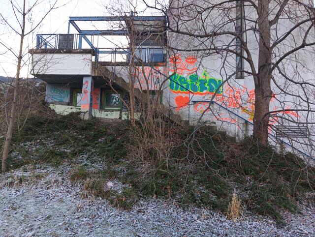 Drei dunkelgekleidete Jugendliche stehen im Fokus der Ermittlungen. | Foto: Gemeinde Sistrans