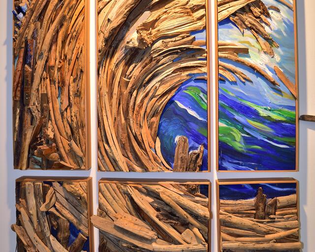 Holzbild "Die Welle" des Ybbsitzer Künstlers Lois Wagner in der Raiffeisenbank Ybbsitz | Foto: Hans-Peter Kriener