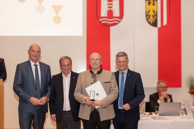 Zivilschutz-Bezirksleiter und Bezirkshauptmann Valentin Pühringer erhielt die Bronzene Verdienstmedaille. | Foto: OÖ Zivilschutzverband