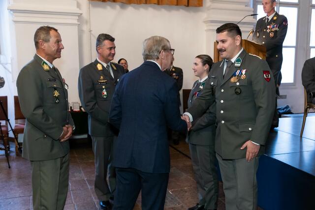 Landeshauptmann Wilfried Haslauer begrüßte die neu ausgebildeten Offiziere und Unteroffiziere im Bundesland. | Foto: Land Salzburg/Neumayr/Hofer