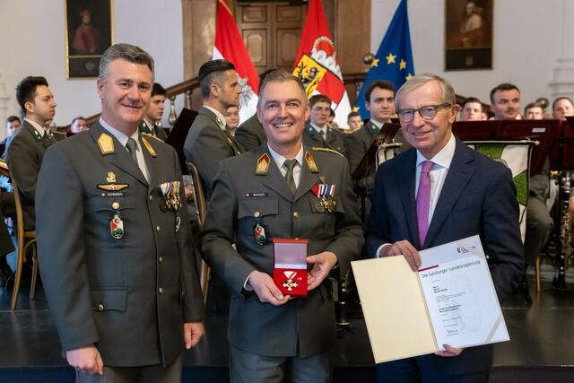 Militärkommandant Peter Schinnerl, Oberst Markus Bender erhält das Große Verdienstzeichen des Landes von Landeshauptmann Wilfried Haslauer | Foto: Land Salzburg/Neumayr/Hofer