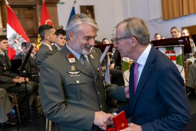 Militärkommandant Peter Schinnerl, Vizeleutnant Reinhard Sulzberger erhält das Verdienstzeichen des Landes von Landeshauptmann Wilfried Haslauer | Foto: Land Salzburg/Neumayr/Hofer